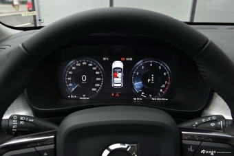 2019款沃尔沃XC40 2.0T四驱正午熔岩红T4