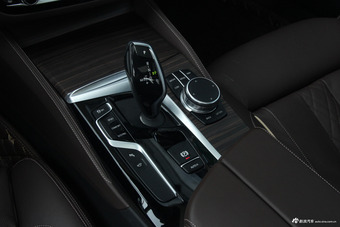 2018款宝马5系2.0T自动530Li尊享型豪华套装