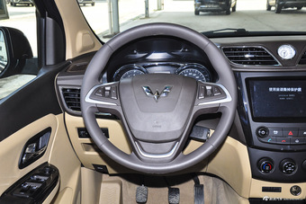 2016款五菱宏光S1 1.5L手动尊享型 大地棕