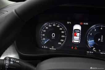 2019款沃尔沃XC40 2.0T四驱正午熔岩红T4