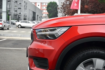 2019款沃尔沃XC40 2.0T四驱正午熔岩红T4