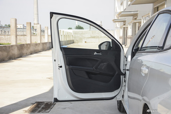 2016款标致308 1.6L手动时尚版