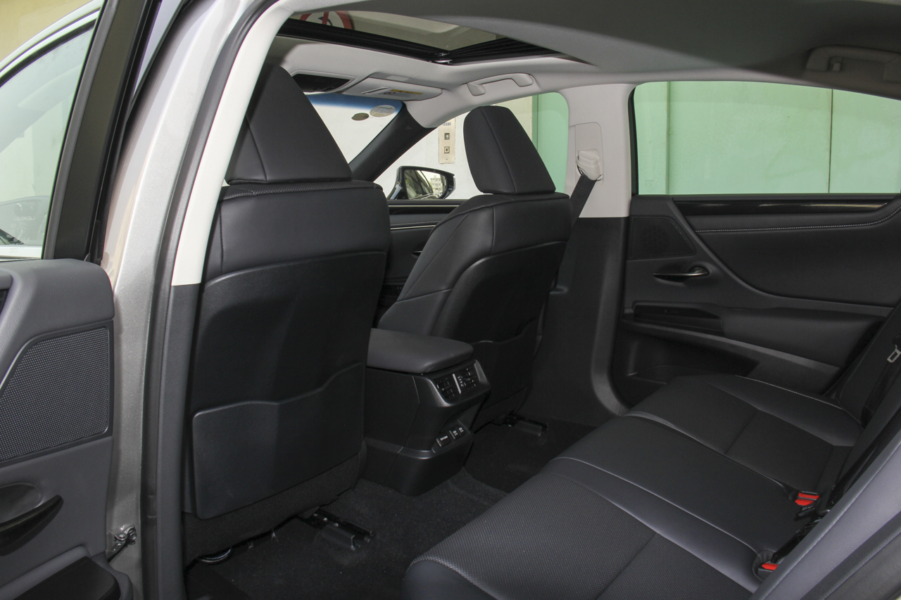 2018款雷克萨斯ES 2.5L自动300h卓越版