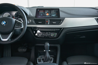 2018款宝马1系120i自动设计套装型