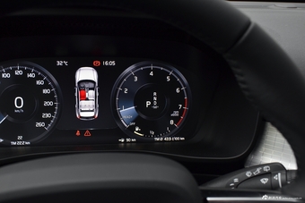 2019款沃尔沃XC40 2.0T四驱正午熔岩红T4