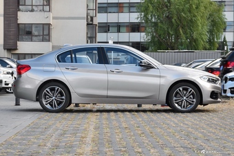 2018款宝马1系118i自动设计套装型