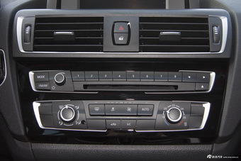 2016款宝马1系118i 1.5T自动领先型