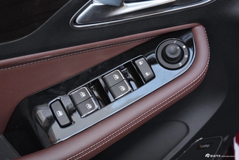 2017款宝骏560 1.5T DCT旗舰型7座