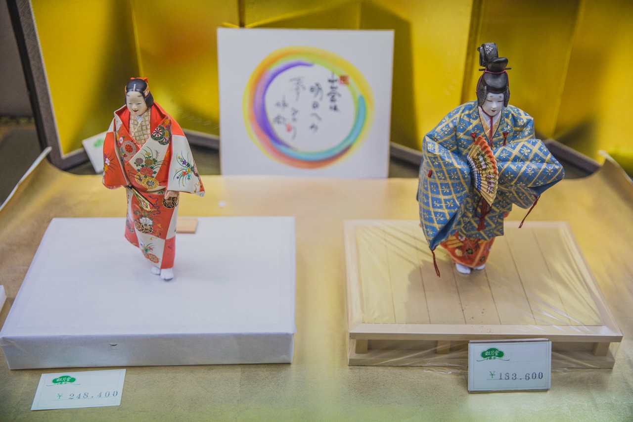 LEXUS雷克萨斯匠心之旅  博多人形 上色工艺见学