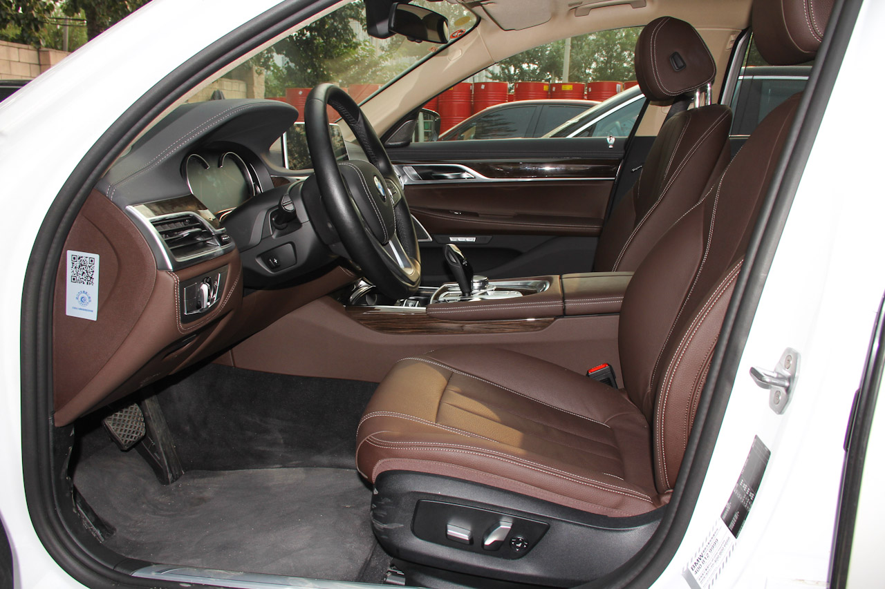 2017款宝马7系730Li 2.0T自动豪华型