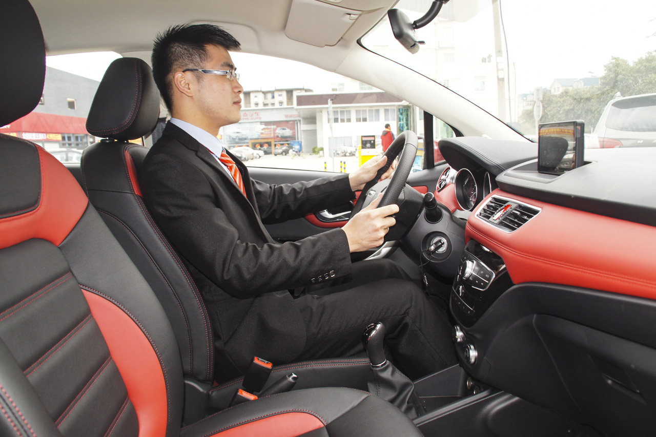 2016款哈弗H1 1.5L手动豪华型蓝标改款 爵仕红