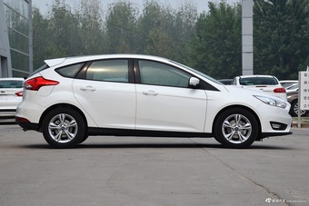 2017款福克斯两厢1.6L自动舒适型智行版 珠光白