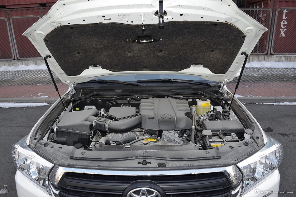 2016款兰德酷路泽4.0L自动V6中东低配版