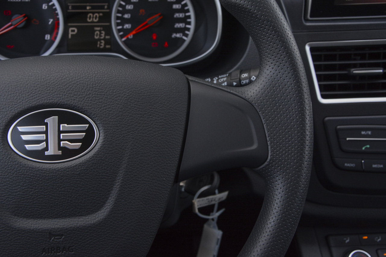 2017款奔腾X40 1.6L自动豪华型