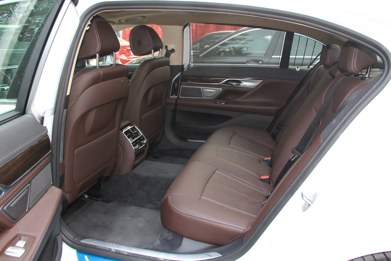 2017款宝马7系730Li 2.0T自动豪华型