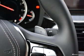 2018款宝马5系改款2.0T自动530Li领先型M运动套装