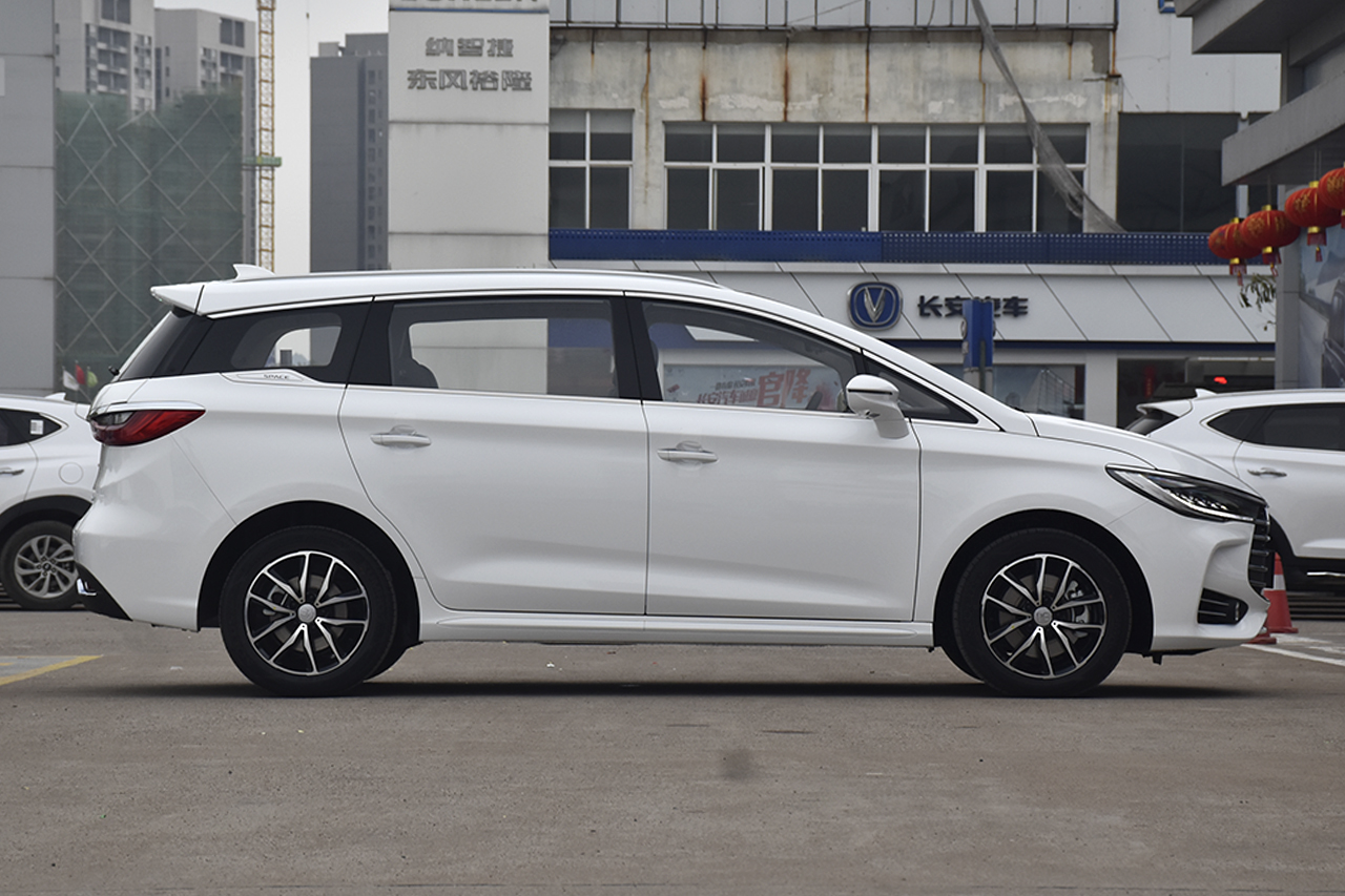 2017款比亚迪宋MAX 1.5T自动互联精英型