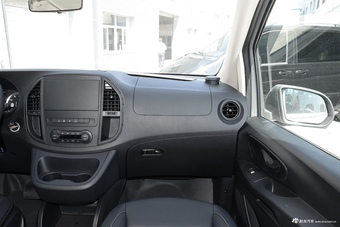 2016款奔驰威霆2.0T自动精英版 太空银