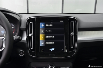 2019款沃尔沃XC40 2.0T四驱正午熔岩红T4