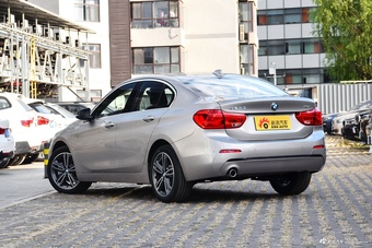 2018款宝马1系118i自动设计套装型