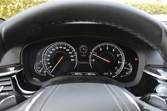 2018款宝马5系改款2.0T自动530Li领先型M运动套装