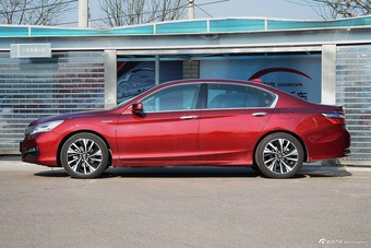 2016款本田雅阁混动2.0L自动锐尊版宝石红