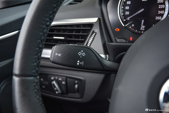 2018款宝马1系120i自动设计套装型