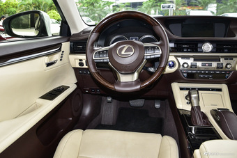 2015款雷克萨斯ES 2.5L自动300h尊贵版