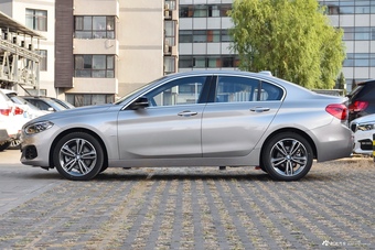 2018款宝马1系118i自动设计套装型