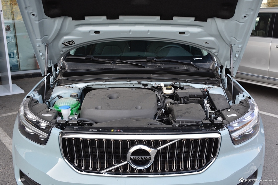 2019款沃尔沃XC40 2.0T四驱子夜亚马逊蓝T4