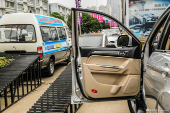 2016款萨瓦纳2.0T自动四驱汽油尊享版5座