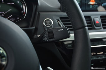 2018款宝马1系120i自动设计套装型