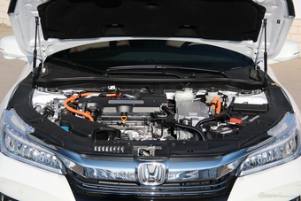 2016款雅阁混动2.0L自动锐尊版 白色