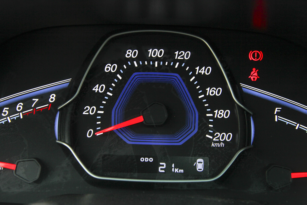 2016款锐3 1.6L手动尊享型天窗版