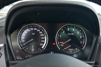 2018款宝马1系120i自动设计套装型