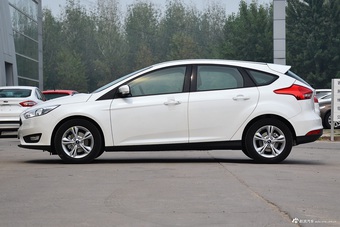 2017款福克斯两厢1.6L自动舒适型智行版 珠光白