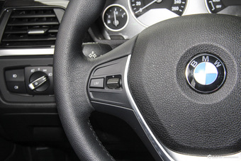 2016款宝马3系GT 320i 2.0T自动设计套装型 矿石白