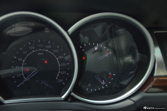 2015款众泰Z500 1.5T 手动豪华型 萨丁白