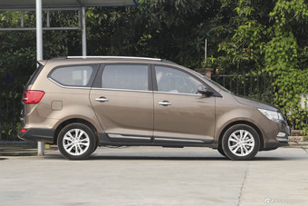 2016款宝骏730 1.5T手动舒适版 7座