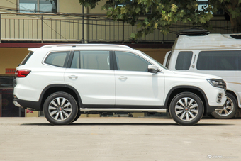 2018款荣威RX8 2.0T自动智联网两驱旗舰版