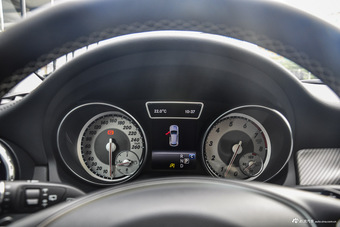 2016款奔驰GLA级 GLA200 1.6T自动时尚型