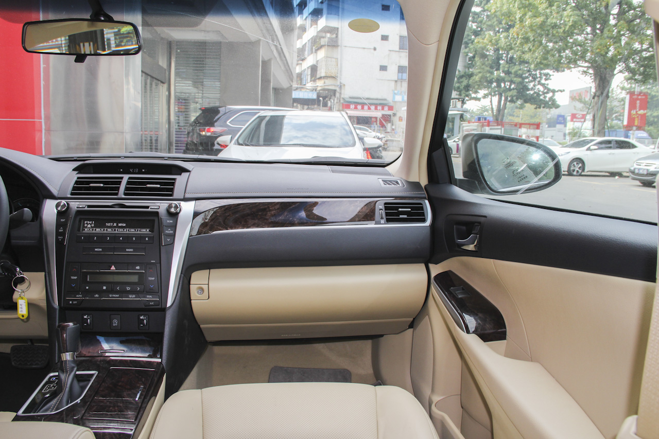 2016款凯美瑞2.0L自动十周年纪念领先版