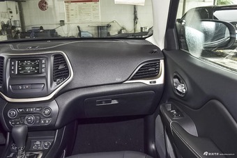 2016款自由光2.4L自动专业版 晶黑