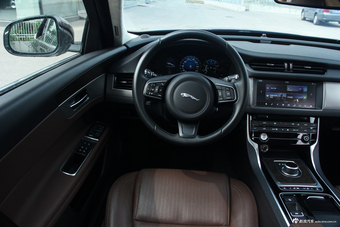 2017款捷豹XFL 2.0T自动240PS尊享版