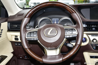 2015款雷克萨斯ES 2.5L自动300h尊贵版