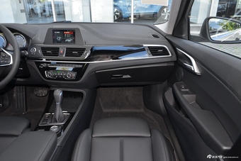 2018款宝马1系118i自动设计套装型