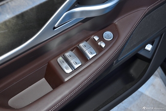 2018款宝马7系730Li 2.0T自动尊享型卓越套装