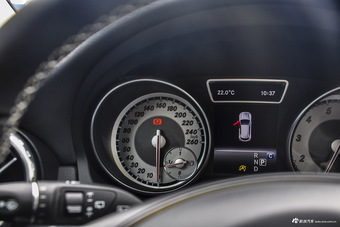 2016款奔驰GLA级 GLA200 1.6T自动时尚型