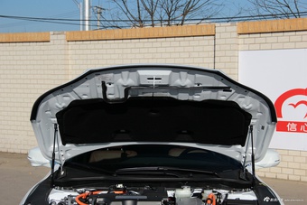 2016款雅阁混动2.0L自动锐尊版 白色