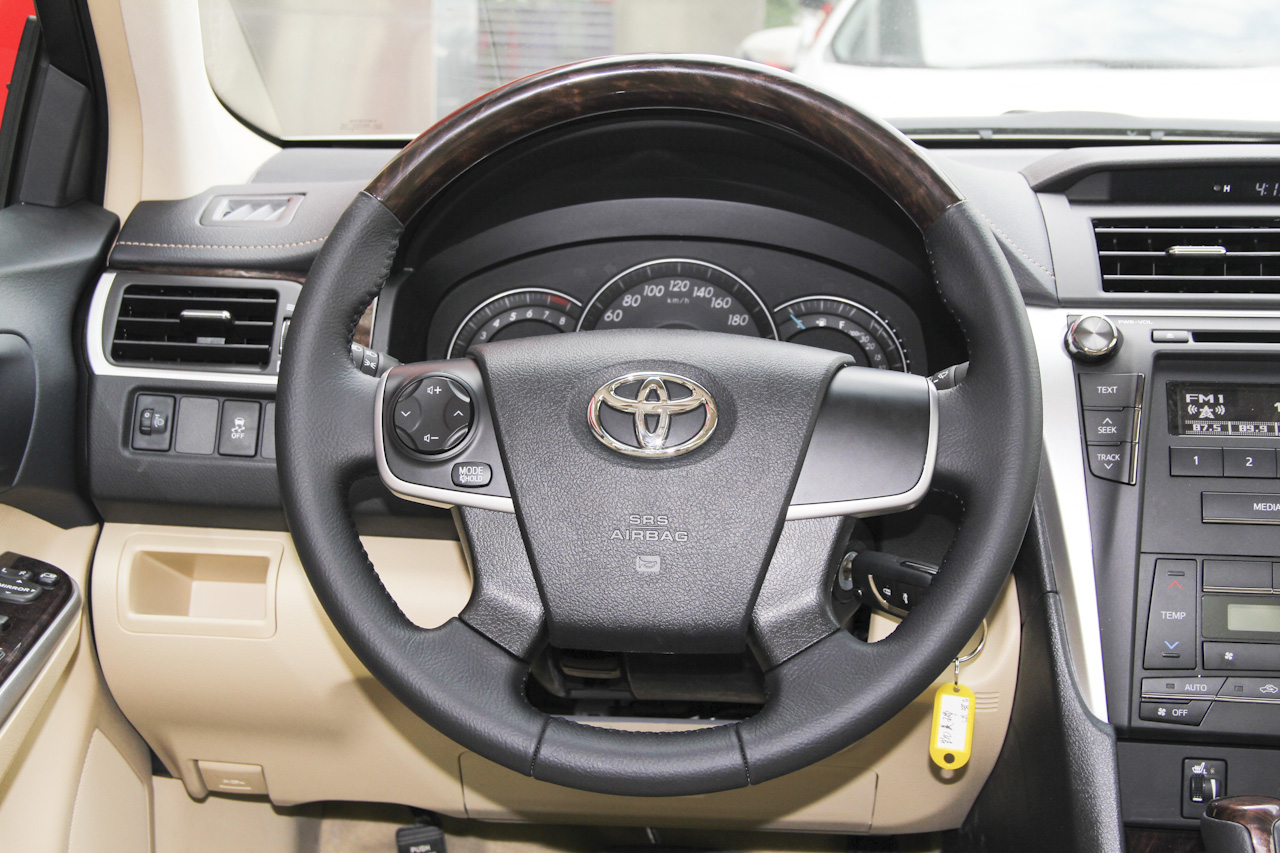 2016款凯美瑞2.0L自动十周年纪念领先版